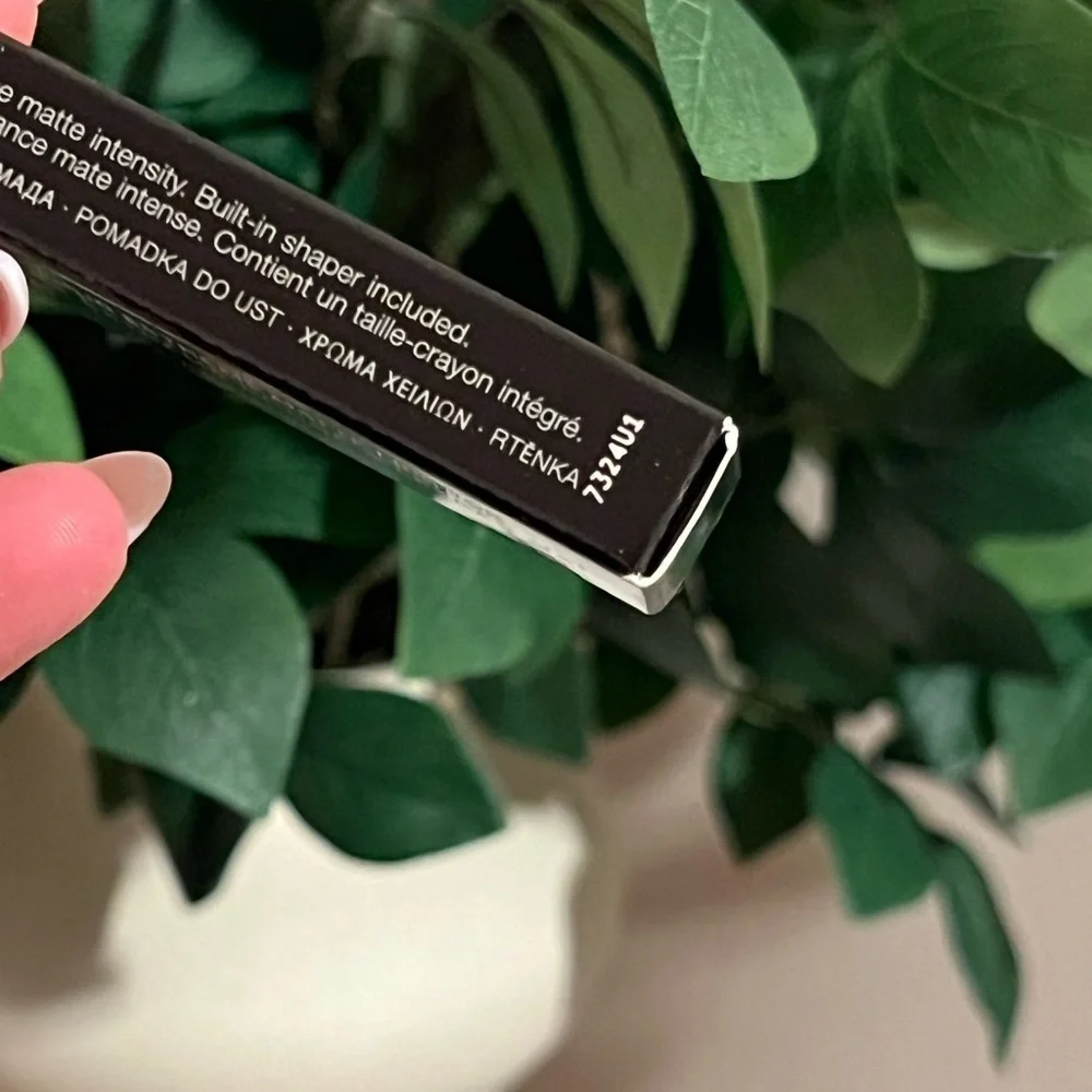 LAURA MERCIER • VELOUR EXTREME MATTE LIPSTICK • DARE